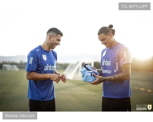 苏亚雷斯关键进球助球队逆转取胜，球迷欢呼致敬传奇表现