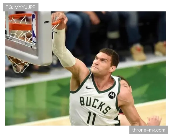 洛佩斯无球牵制改变防守布局，雄鹿内线空间效率提升