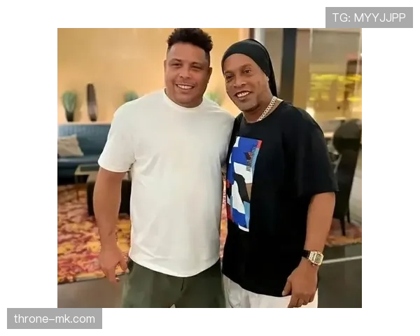 罗纳尔迪尼奥这日常像不像开了挂，出门就像带着笑的亿万富翁